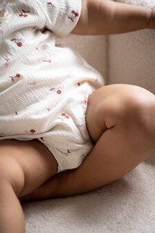 Cherry rompertje met ruffelkraag &ndash; katoenen baby romper kersenprint