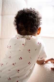 Cherry rompertje met ruffelkraag &ndash; katoenen baby romper kersenprint