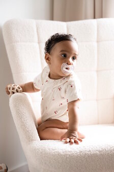 Cherry rompertje met ruffelkraag &ndash; katoenen baby romper kersenprint