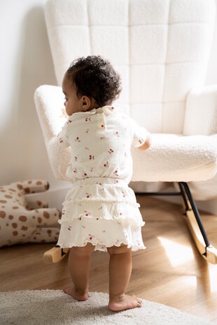 Cherry rompertje met ruffelkraag &ndash; katoenen baby romper kersenprint