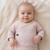Janskes-prematuur overslagshirtje Melange Classic Roze-on model